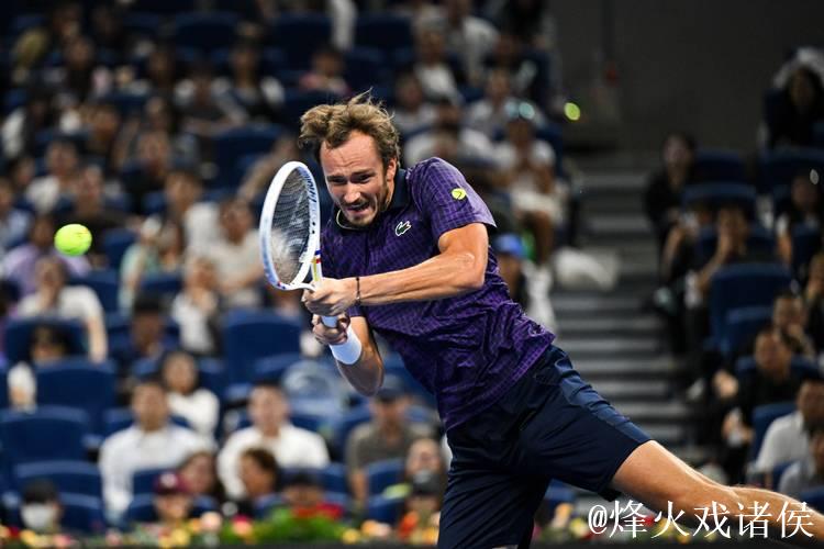 ATP巴黎大师赛：梅德韦杰夫轻松晋级，阿利亚西姆上演逆转好戏